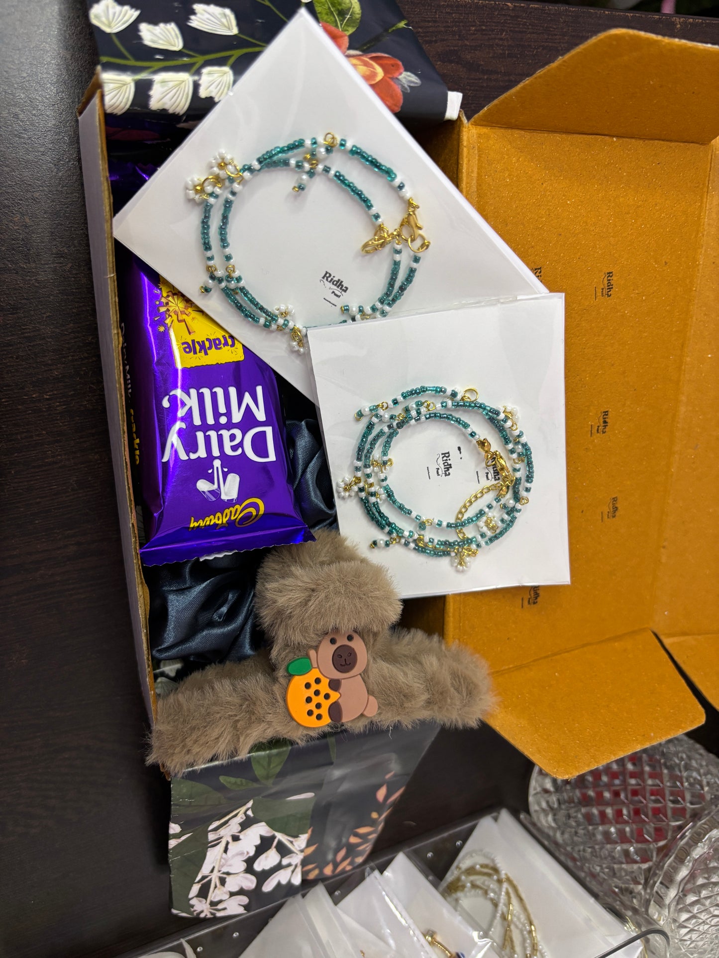 Aesthetic jewellery gift hamper with claw clips and scrunchie