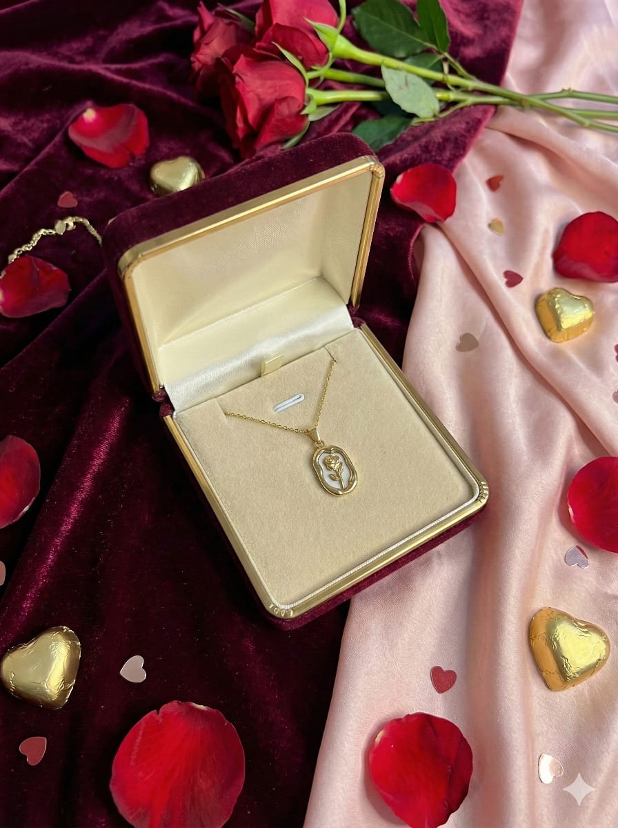 Elegant anti-tarnish floral pendant necklace for women and girls