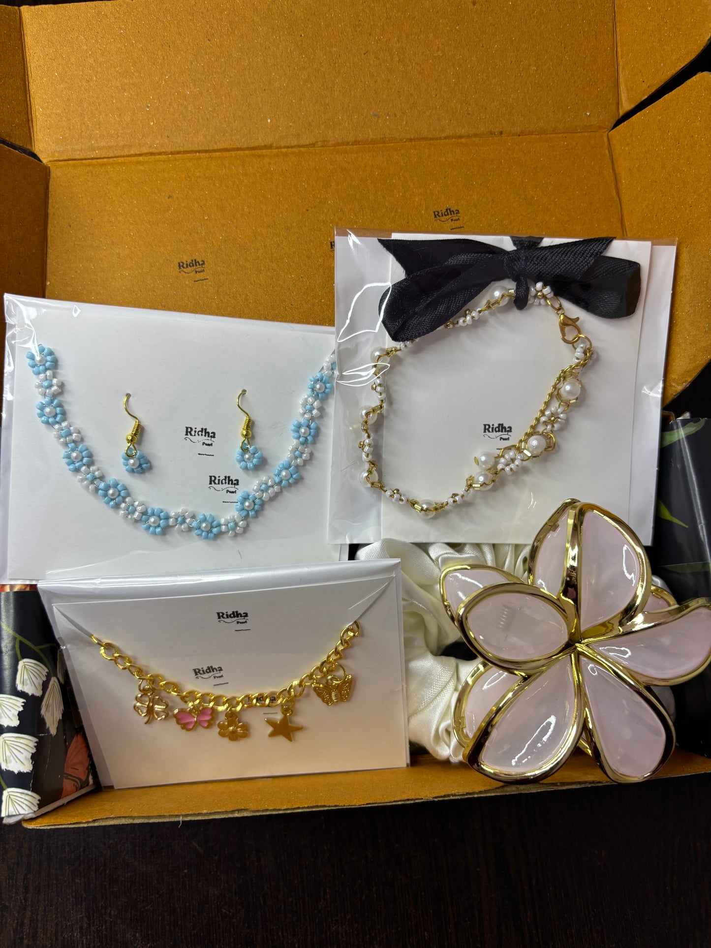 Floral Jewellery Gift Combo for Women | Floral Pendant Set, Charm Bracelet, Floral Beads Bracelet, Clutcher & Scrunchy – RidhaPearls