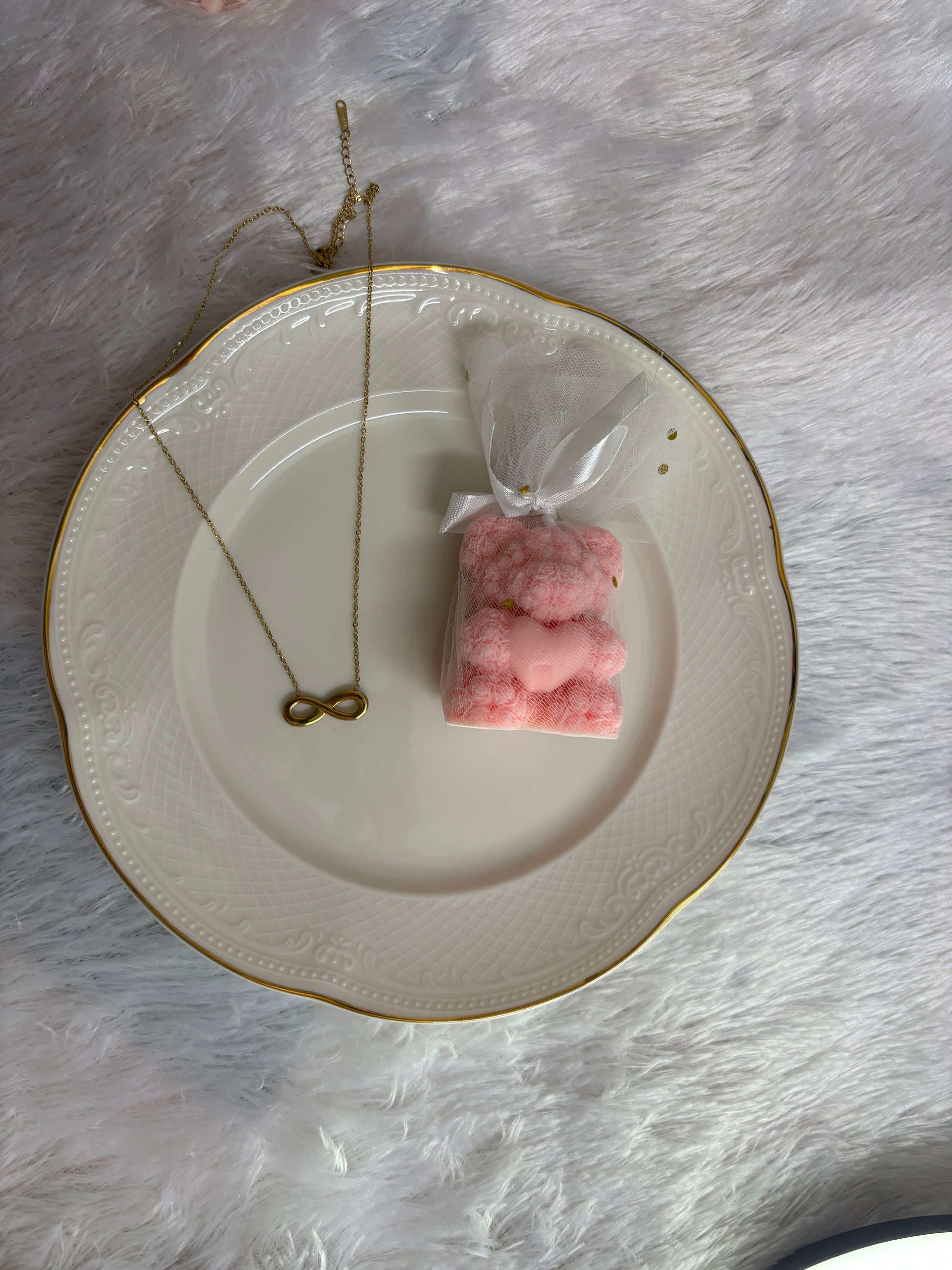 Luxury jewellery and scented candle gift hamper for women